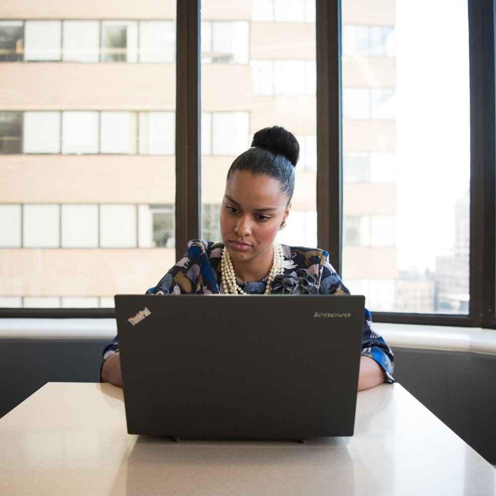Frau am Lenovo Laptop
