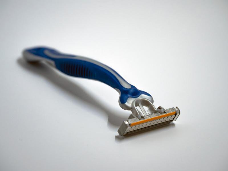 K800_bathroom-beard-disposable-razor-2430756.JPG