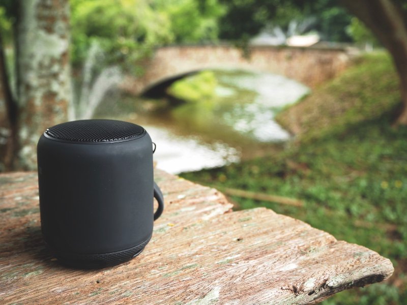 Bluetooth-Lautsprecher im Garten