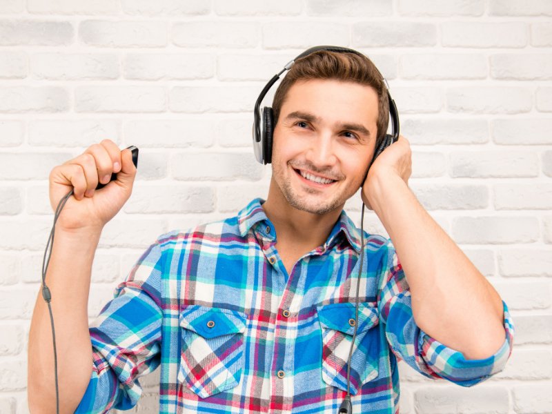 Mann hört Musik mit seinem iPod